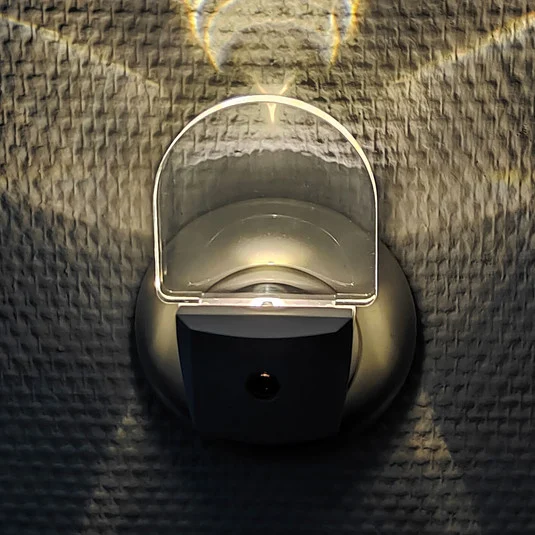 Lámpara nocturna LED Slim para enchufe, con sensor