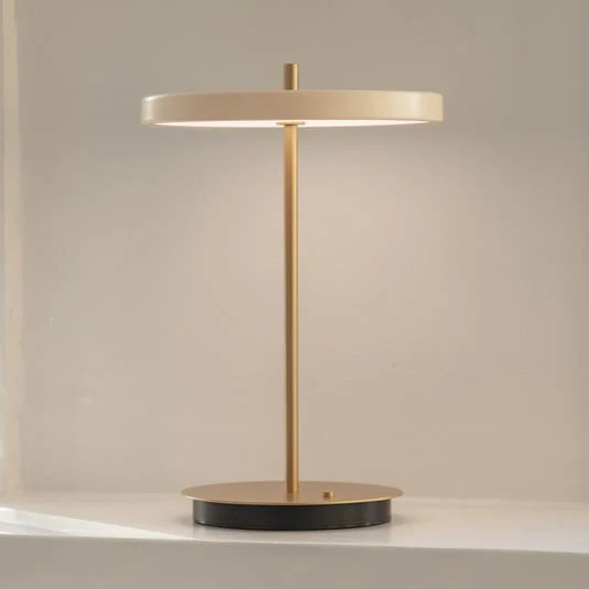 UMAGE lámpara de mesa LED recargable Asteria Move blanco perla/latón 31cm