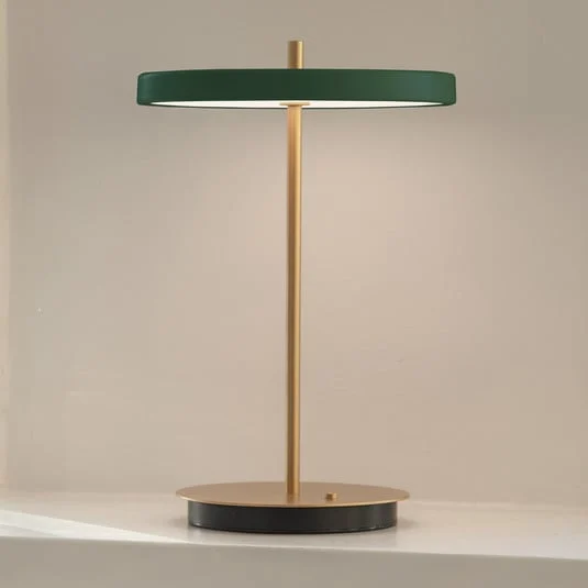 UMAGE lámpara de mesa LED recargable Asteria Move verde bosque/latón 31cm
