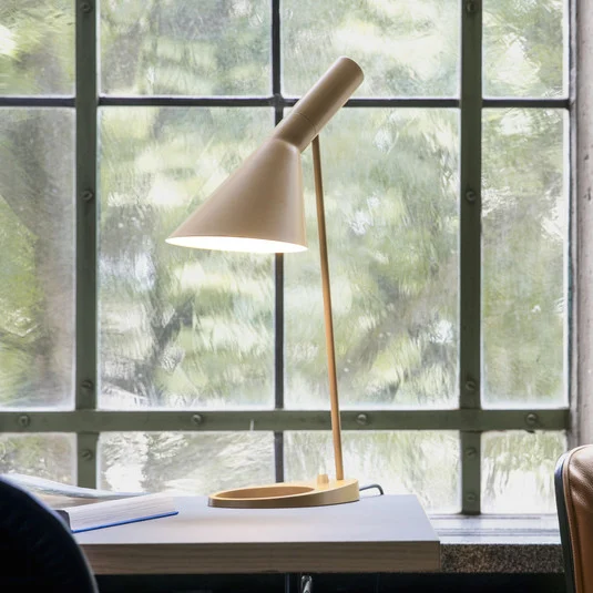 Louis Poulsen AJ lámpara de mesa Sander