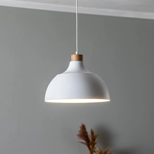 Lámpara colgante Envostar Kaitt, blanca, Ø 34 cm, detalle de madera
