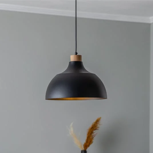 Lámpara colgante Envostar Kaitt, negra, Ø 34 cm, detalle de madera