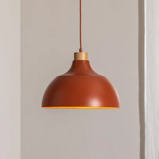 Lámpara colgante Envostar Kaitt, rojo ladrillo, Ø 34 cm, detalle de madera