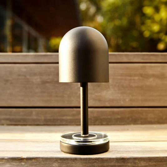 Lámpara de mesa recargable LED Luceo de AYTM, negra, IP44