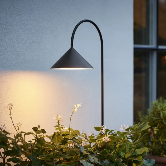 Lámpara LED con pica para clavar en el suelo Grasp de FRANDSEN, negra, altura