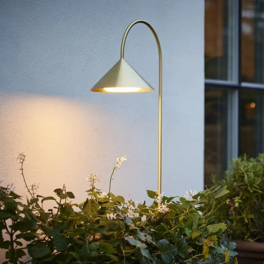 Lámpara LED con pica para suelo FRANDSEN Grasp, color latón, 82 cm, IP44