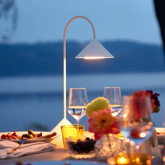 Lámpara de mesa LED recargable FRANDSEN Grasp, blanca, altura 47 cm, metal