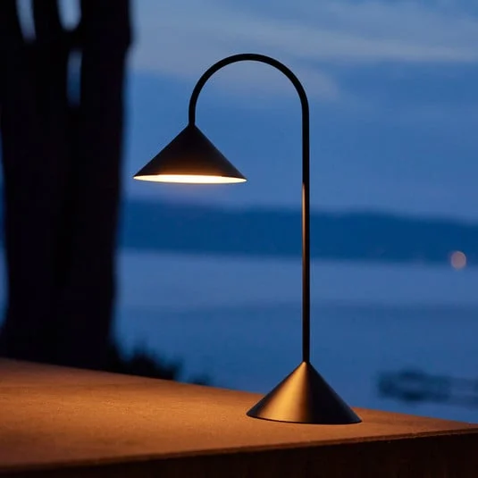 Lámpara de mesa recargable LED FRANDSEN Grasp, negra, 47 cm, metal