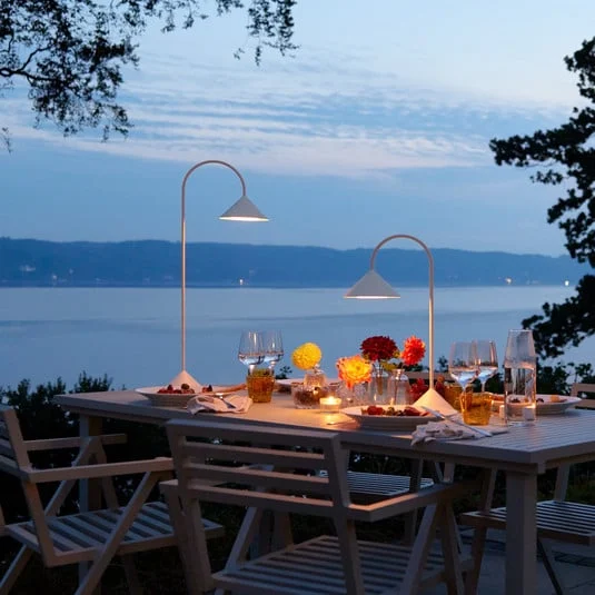 Lámpara de pie LED FRANDSEN Grasp, blanca, altura 72 cm, metal