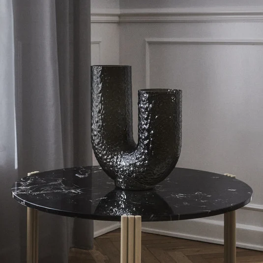 Jarrón Arura de AYTM, negro, altura 40 cm, anchura 34 cm, cristal
