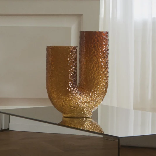 Jarrón Arura de AYTM, color ámbar, altura 40 cm, anchura 34 cm, cristal