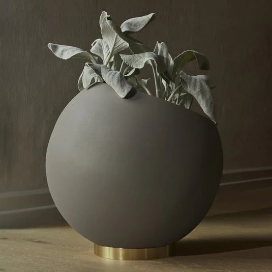 Maceta Globe de AYTM, Ø 37 cm, marrón grisáceo, aluminio, acero