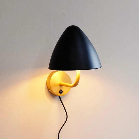 Aplique de pared Dyberg Larsen Oulu, negro/latón, Ø 20,3 cm