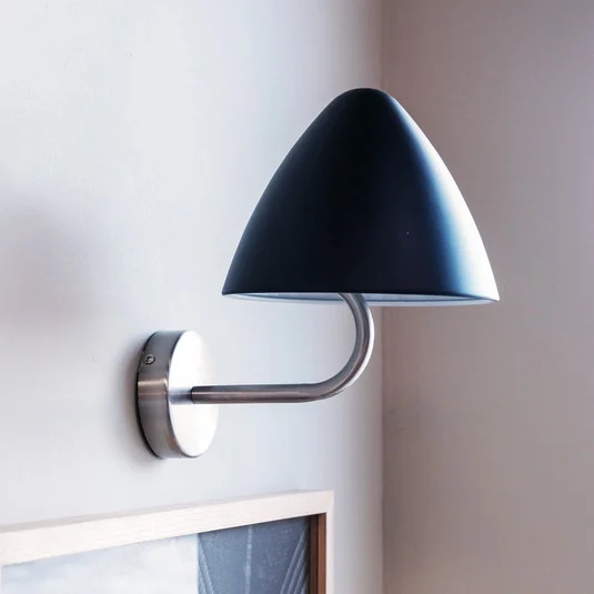 Aplique de pared Dyberg Larsen Oulu, negro/acero, Ø 20,3 cm
