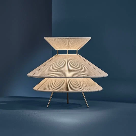 FRANDSEN Lámpara de mesa Kiku, blanca, altura 30 cm, metal/lino