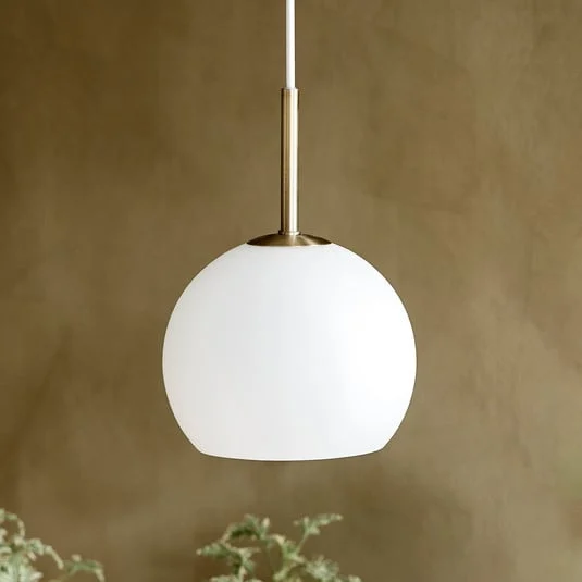 FRANDSEN Lámpara colgante bola, blanco opal, Ø 18 cm, cristal