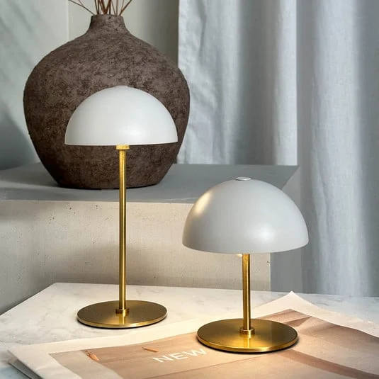 Lámpara de mesa recargable LED Along de Dyberg Larsen, beige, juego de 2