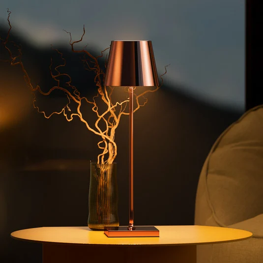 Lámpara LED de mesa recargable Nuindie, USB-C, cobre, IP54, atenuable