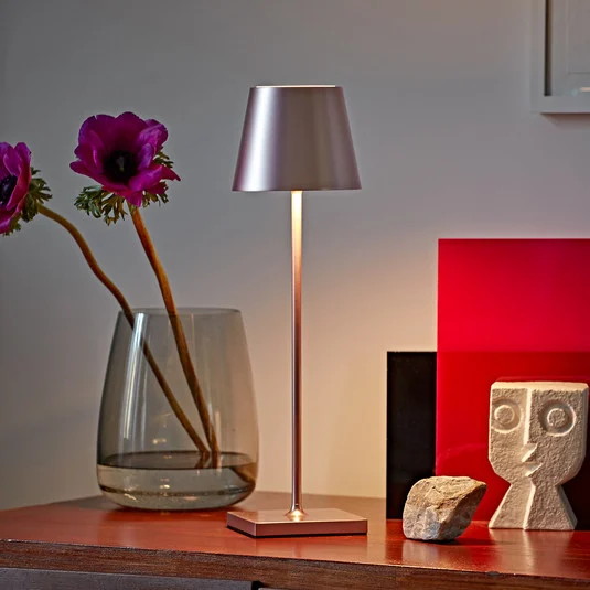 Lámpara de mesa LED recargable Nuindie, USB-C, oro rosa, IP54, atenuable
