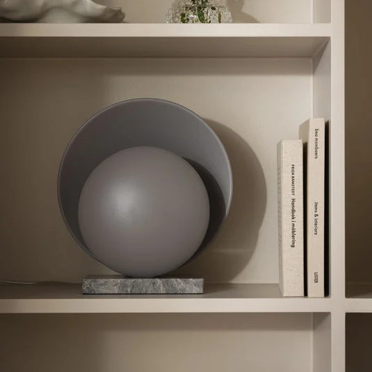 Lámpara de mesa Orbit gris mármol Altura 32 cm - Globen Lighting