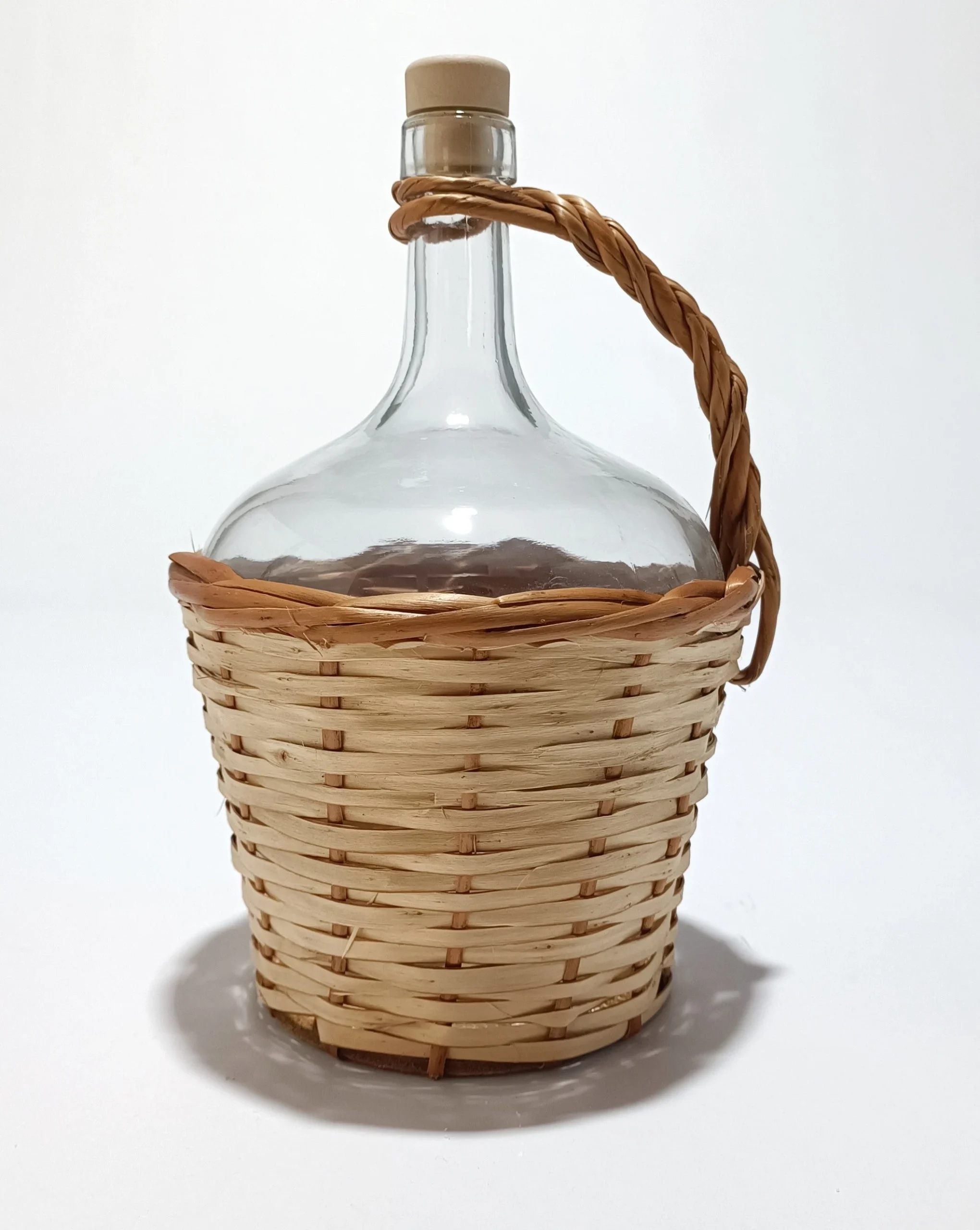 Botella de vidrio de 2 litros con asa y forro de mimbre.