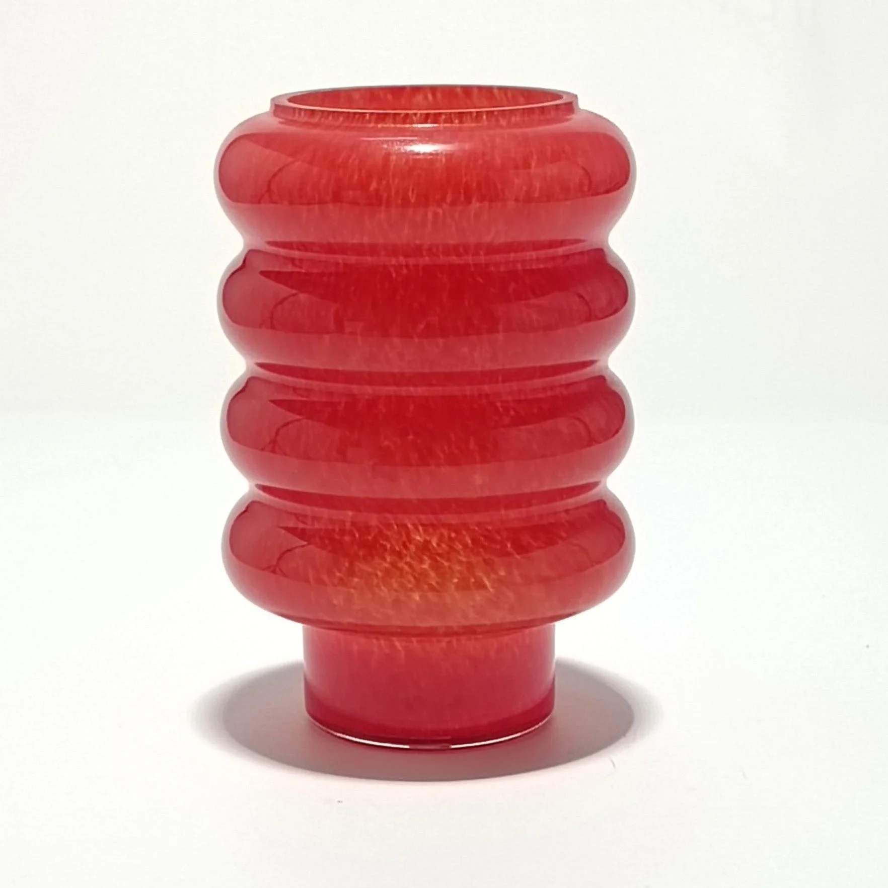Vidrio perforado para suspensión de techo en cristal rojo ondulado.