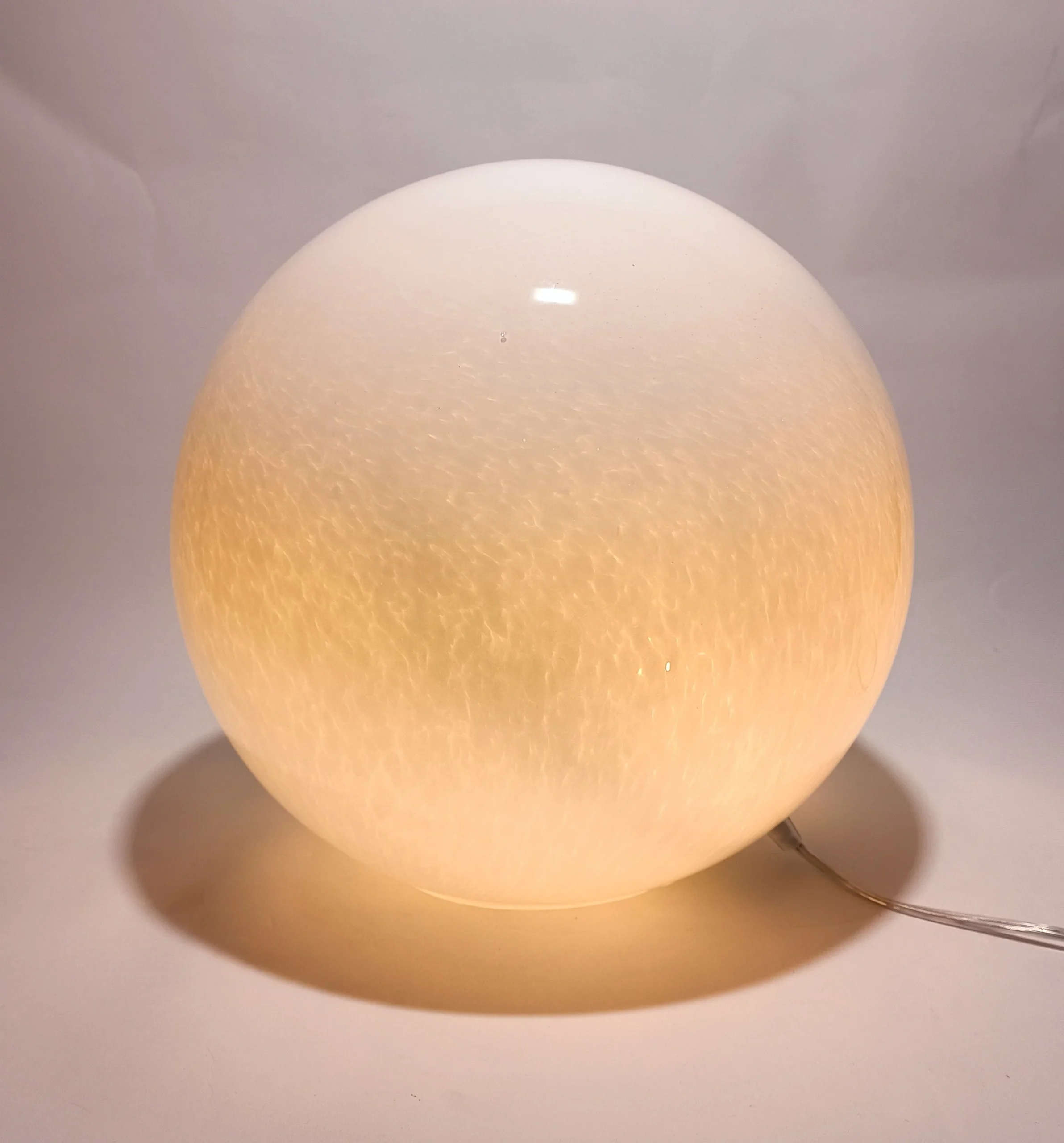 Globo de cristal opalino de 35 cm, con bombilla RGB incluida.