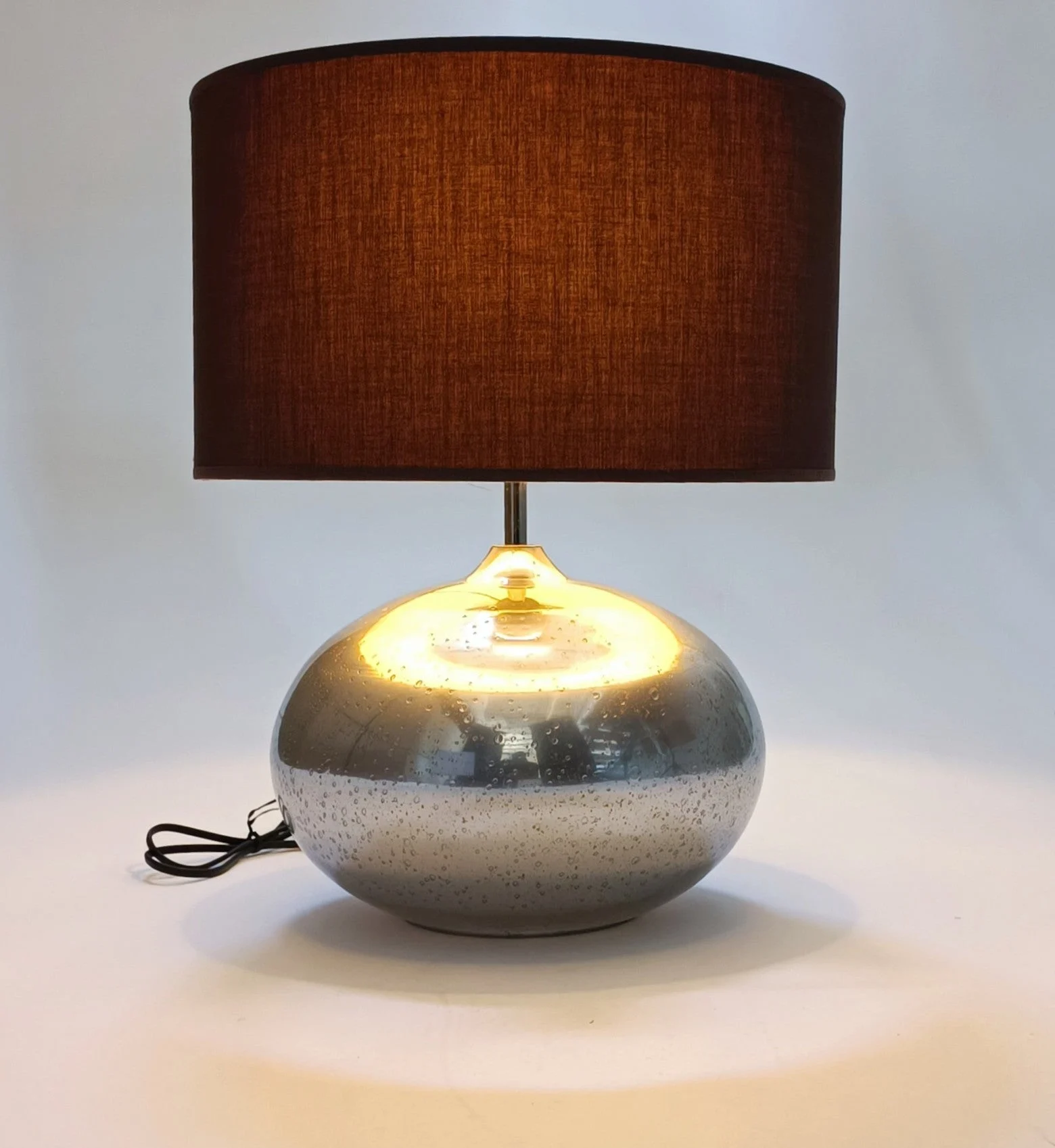 Lámpara de Mesa de Cristal con Burbujas – Base Ovalada Plateada