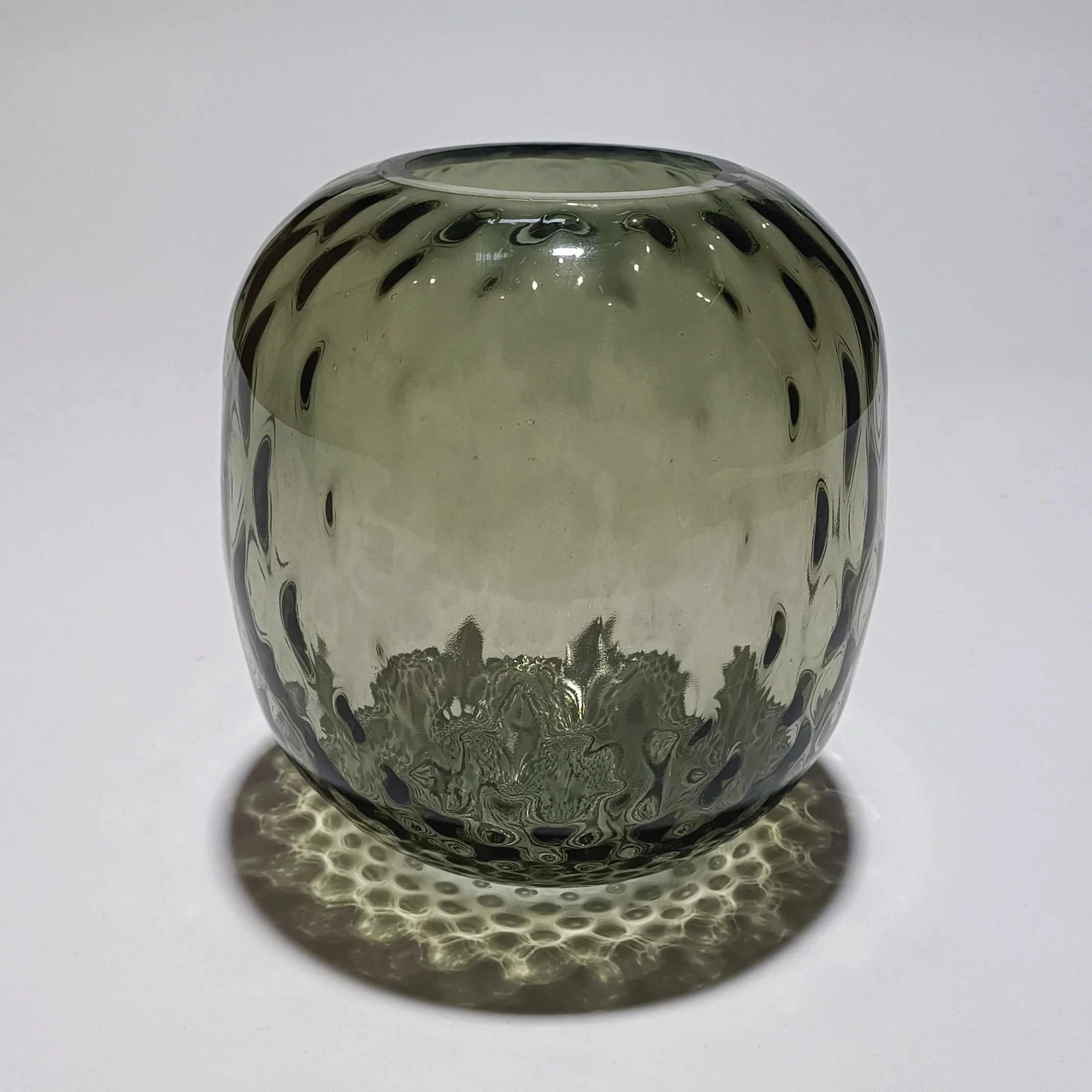 Jarrón de cristal soplado con estrías rectas