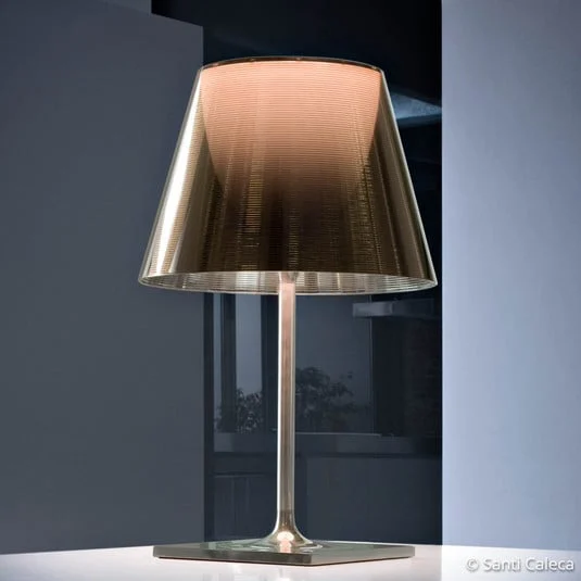 Lámpara de mesa FLOS KTribe T2, bronce