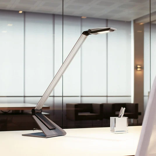 Lámpara de mesa LED MAULsolaris, plateada, altura 64 cm
