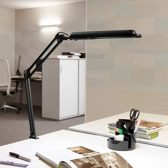 Lámpara de mesa LED MAULatlantic, negra, altura 38 cm, base con pinza