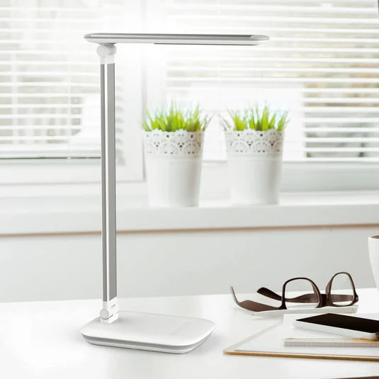 Lámpara de mesa LED MAULjazzy, blanca, altura 43 cm, atenuable, puerto USB