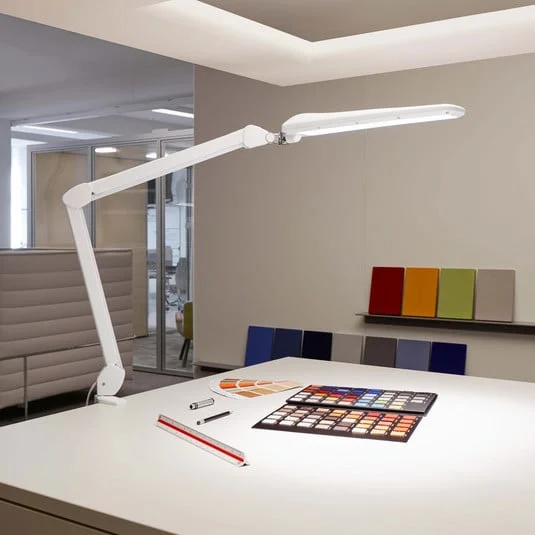 Lámpara de mesa LED MAULcraft, blanca, 52 cm, base con pinza, atenuable