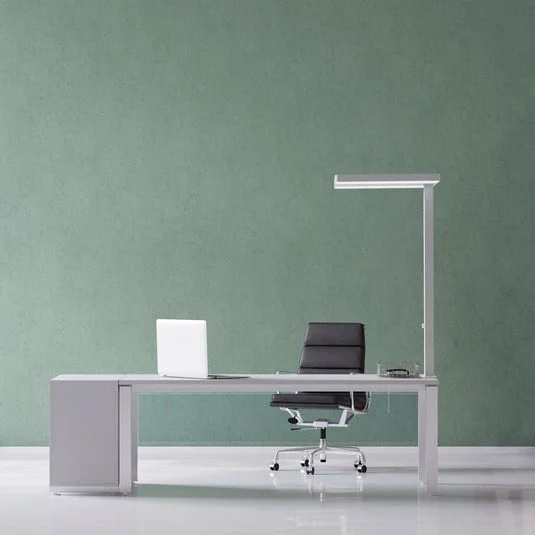 Lámpara de mesa LED MAULjaval, plateada, 120 cm, atenuable, base con pinza