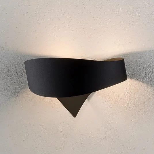 Aplique de pared de diseño negro Scudo