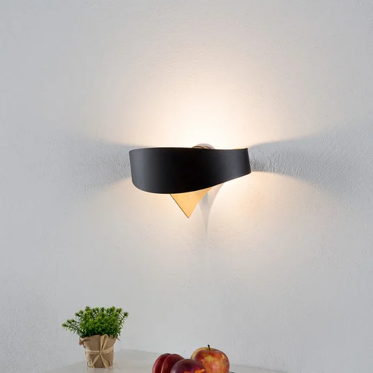 Aplique de pared LED de diseño en negro y dorado Scudo