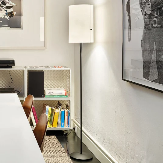 serien.lighting Club S lámpara de pie LED, negro