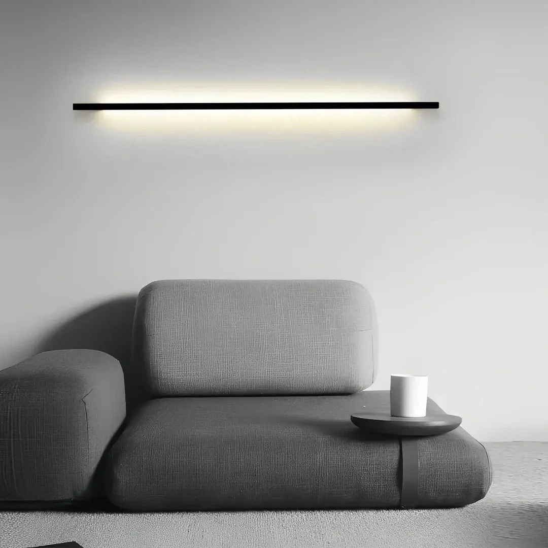 Aplique lineal de pared LED regulable de metal negro minimalista para salón