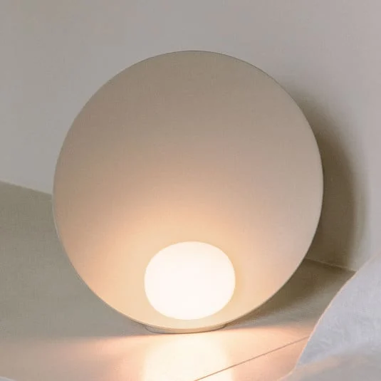 Lámpara de mesa LED Musa 7400 de Vibia, beige, Ø 26 cm, de pie