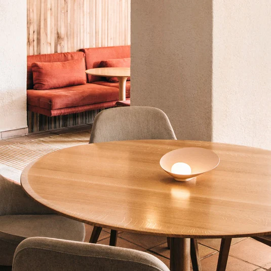 Lámpara de mesa LED Vibia Musa 7402 horizontal, salmón