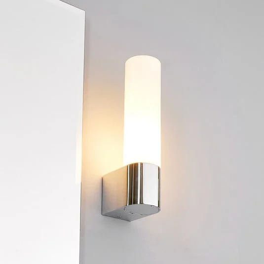 Lindby lámpara de espejo Melike, 27 cm, cromo, IP44, toma de corriente