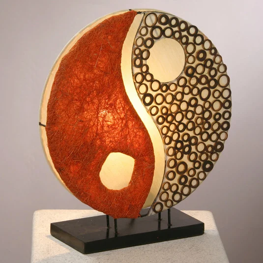 Lámpara de mesa Ying Yang sobre base de madera 33 cm