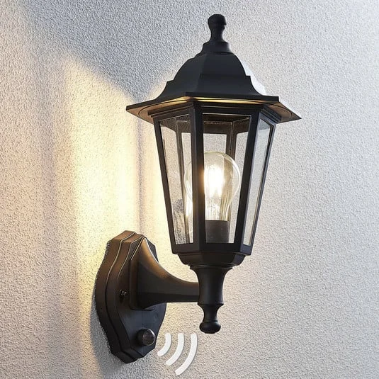 Aplique de exterior Lindby Nane, sensor, farol, resistente al agua salada