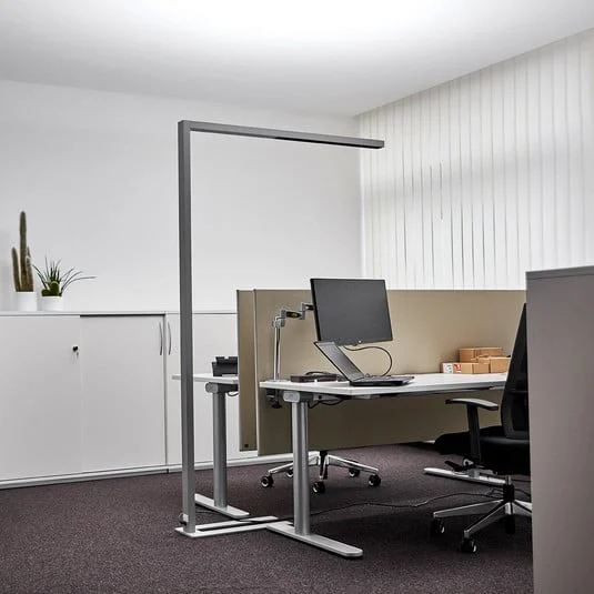 Arcchio lámpara de pie LED para oficina Jolinda, plata, 4.000 K, sensor