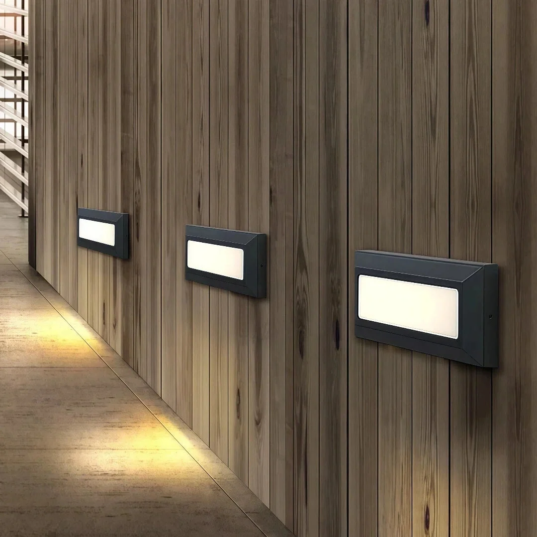 Aplique rectangular exterior IP65 con sensor para zonas de paso