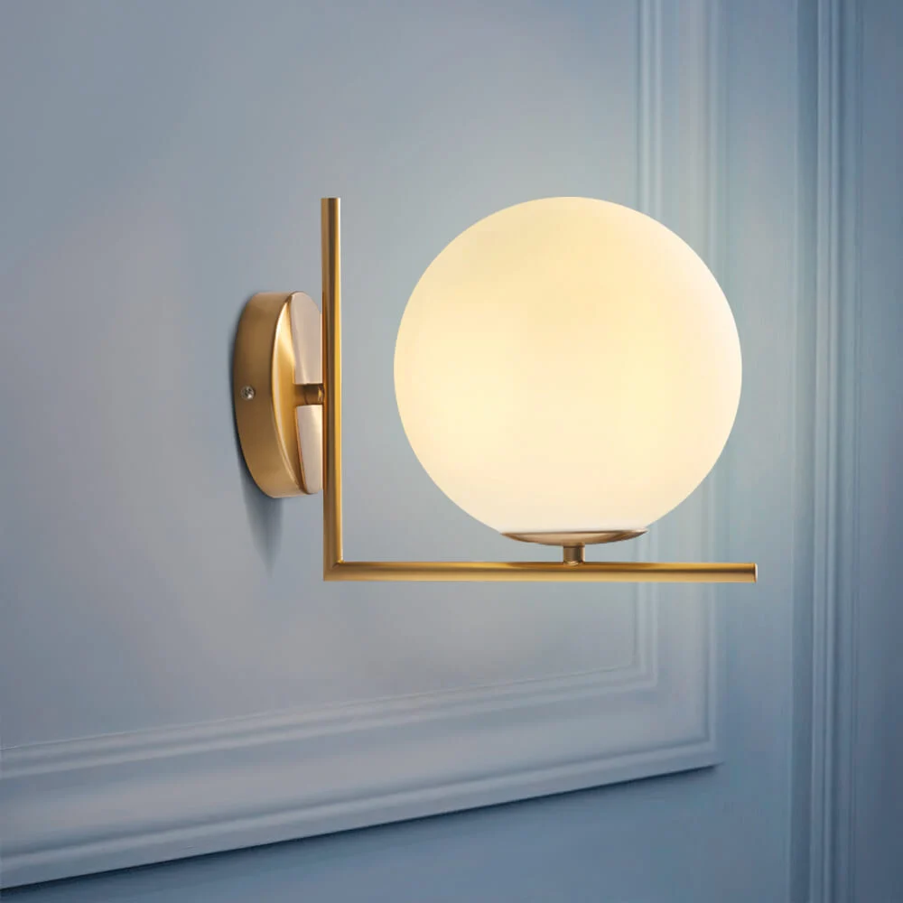 Zelani - Aplique de Pared de Bronce Antiguo con Esfera de Vidrio Opalino - Lámpara de Estilo Mid-Century para Dormitorio y Salón