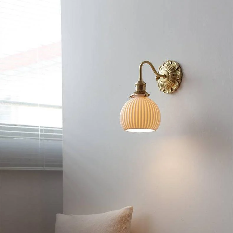 Ziriva - Aplique de Pared de Cerámica Blanca y Bronce - Lámpara Tradicional para Dormitorio y Espacios Elegantes