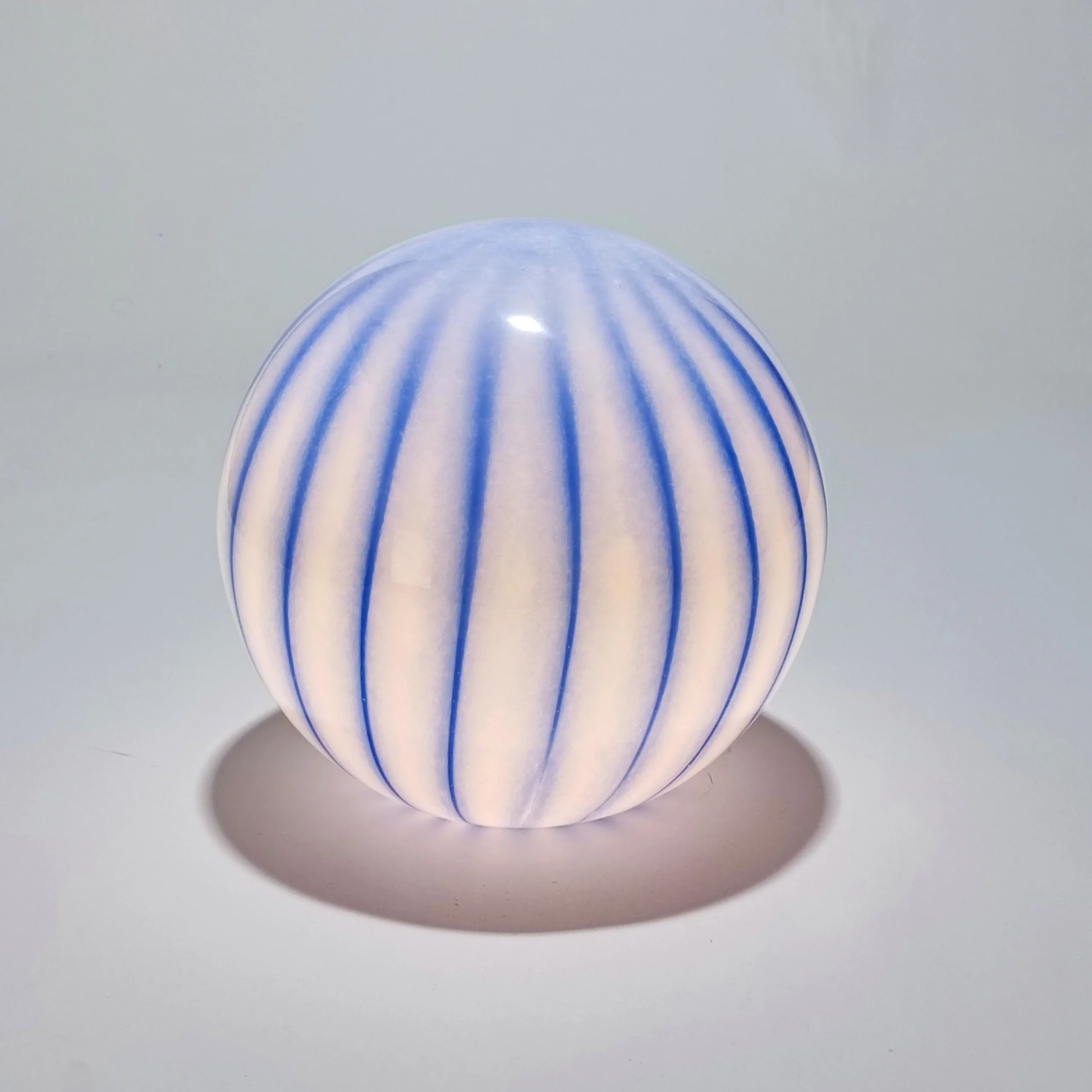 Lámpara de mesa inalámbrica de cristal opalino con rayas azules — Ø 25 cm