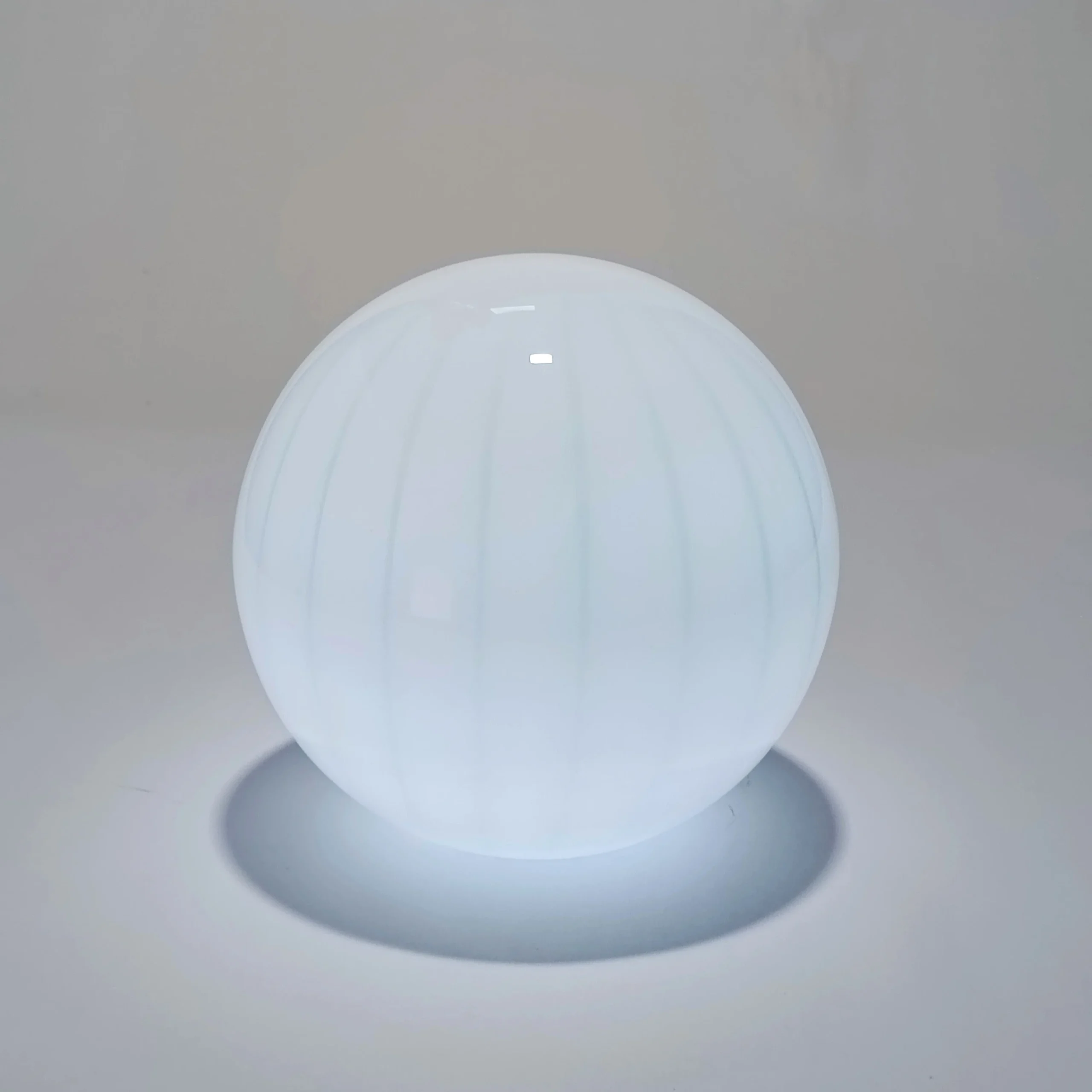 Lámpara de mesa inalámbrica de vidrio soplado — Azul claro con rayos | Ø 25 cm